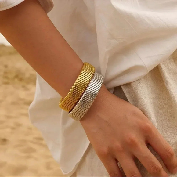 Anthropologie Gold Stainless Steel Waterproof Tarnish Snake Chain Bracelet - Picture 4 of 15